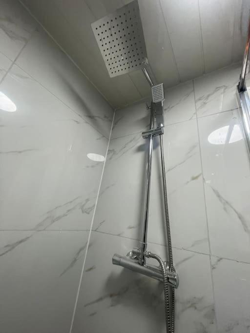 Good Priced Single Bed Room In Windsor Олд-Виндзор Экстерьер фото